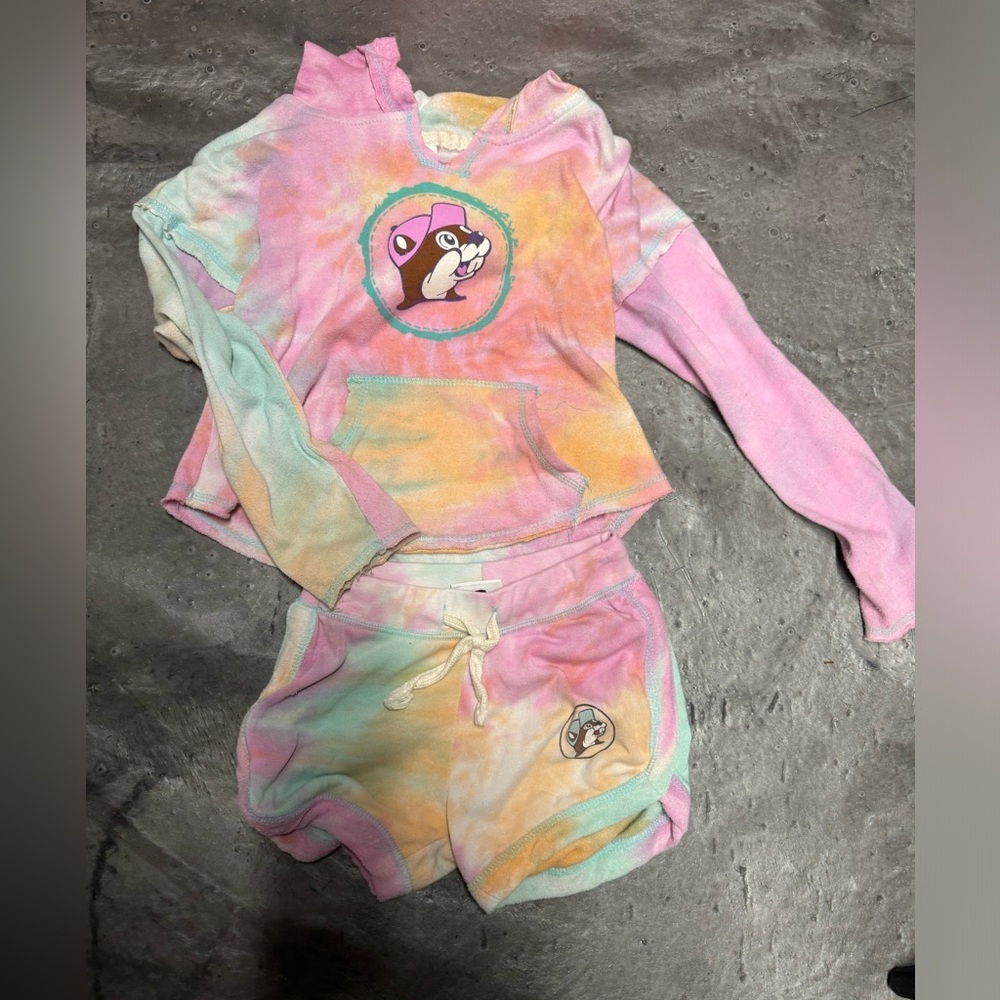 Buc-ee’s soft hoodie and matching bottoms.